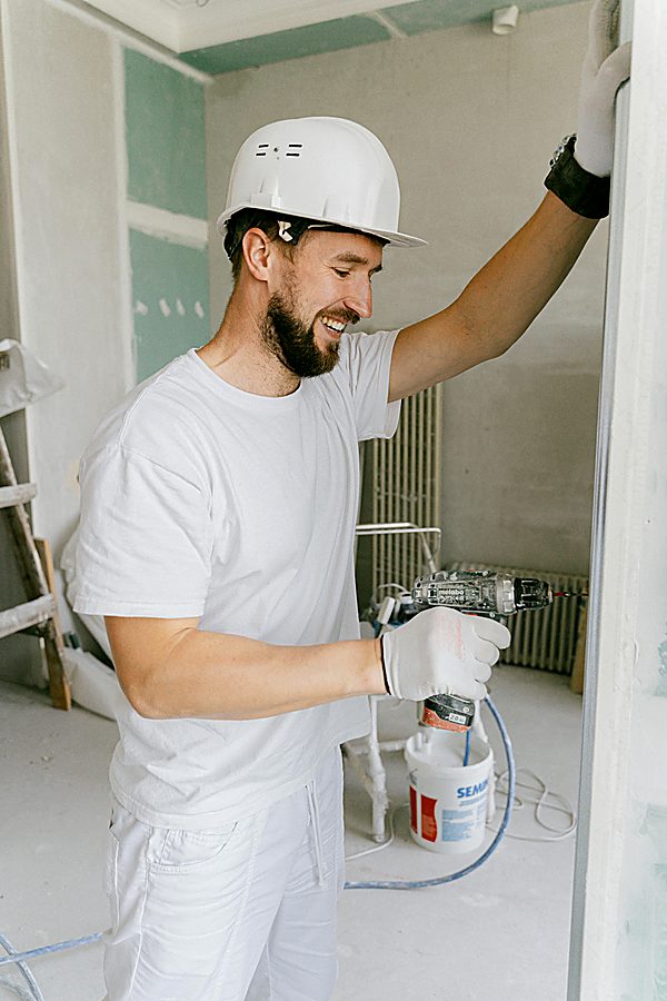 Profissional trabalhando com drywall